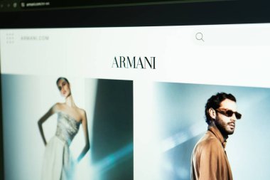 Dnipro, Ukrayna 11.03.2024: Giorgio Armani 'nin resmi web sitesinin ana sayfası - moda evi. Giorgio Armani 'nin web sitesinin ana sayfası PC' de. Sitedeki Giorgio Armani logosu.