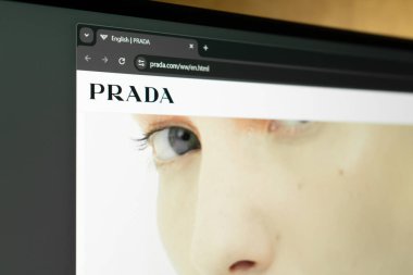 Dnipro, Ukrayna 11.03.2024: Prada 'nın resmi web sitesinin ana sayfası - moda evi. Prada 'nın web sitesinin ana sayfası bilgisayarın ekranında. Web sitesinde Prada logosu.