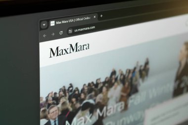 Dnipro, Ukrayna 11.03.2024: Max Mara 'nın resmi web sitesinin ana sayfası - moda evi. Max Mara 'nın web sitesinin ana sayfası bilgisayarın ekranında. Sitedeki Max Mara logosu.