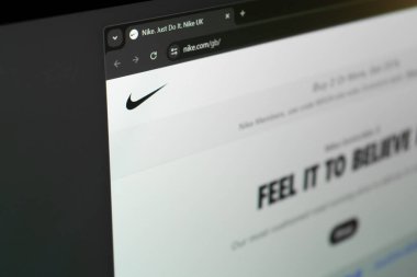 Dnipro, Ukrayna 11.03.2024: Nike için resmi web sitesinin ana sayfası - moda evi. Nike 'ın web sitesinin ana sayfası bilgisayarın ekranında. Web sitesindeki Nike logosu. 