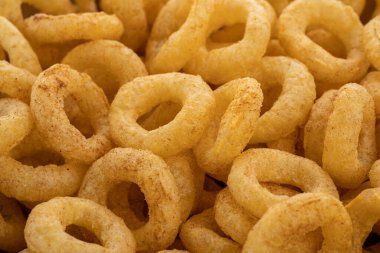 Beyaz arka planda izole edilmiş gevrek halka atıştırmalıkları. Beyaz arka planda izole edilmiş mısır soğanı halkaları. Beyaz arka planda izole edilmiş gevrek soğan halkaları. Film izlemek için atıştırmalıklar.