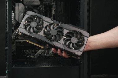 Bilgisayar ana kartı ve grafik kartları, bitcoin madenciliği ve kripto para birimi. Birkaç GPU 'ya yakın çekim. Bilgisayar anakart üzerindeki Bitcoin Kripto para, kripto para madenciliği kavramı.