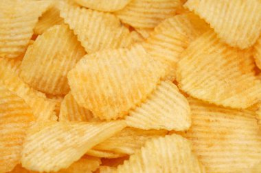 Makroda çıtır patates cipsi. Kızarmış patatesler yakın mesafede. Sağlıksız fast food için patates çerezi.