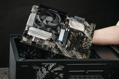 Bilgisayar teknisyeni bilgisayarın soğutma sistemi yükler. PC montaj
