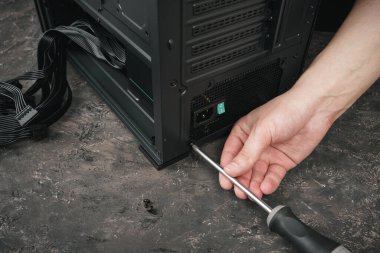 Bilgisayar teknisyeni bilgisayarın soğutma sistemi yükler. PC montaj