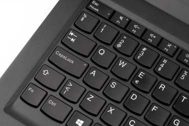 Dnepr, UKRAINE 2024.26.07: Kırmızı Pist Noktalı Siyah Laptop Klavyesine Yakın Çekim. Düşünce Defteri