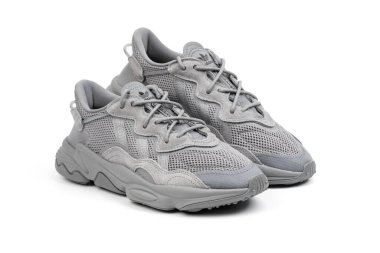 Dnipro, Ukrayna - 05.08.2024: Arka planda izole edilmiş gri adidas spor ayakkabılarına yakın görüş. Gri Adidas Sneakers ve Kutu Saydam Kaydırma Çekimi Mağaza Masasında.