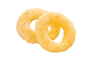 Beyaz arka planda izole edilmiş gevrek halka atıştırmalıkları. Beyaz arka planda izole edilmiş mısır soğanı halkaları. Beyaz arka planda izole edilmiş gevrek soğan halkaları. Film izlemek için atıştırmalıklar.