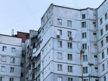 Daireler. Bina. Kuleler. Eski bina. Gökyüzüne karşı eski, yüksek binaların ön cephesi. Tipik bir yerleşim yeri inşa etme kavramı.