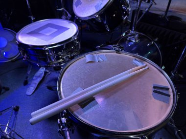 Davul seti. Davul setinin ayrıntıları. Canlı konser konsepti. Davul rock konseri sahnesine çıktı. Davulcu müzisyenler için profesyonel müzik aletleri. Rock festivalinde davul çalıyor..