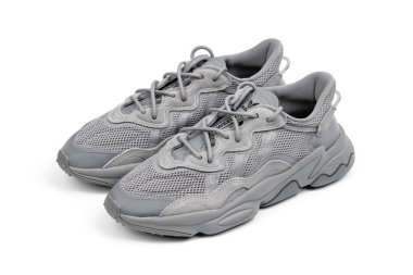 Dnipro, Ukrayna - 05.08.2024: Arka planda izole edilmiş gri adidas spor ayakkabılarına yakın görüş. Gri Adidas Sneakers ve Kutu Saydam Kaydırma Çekimi Mağaza Masasında.