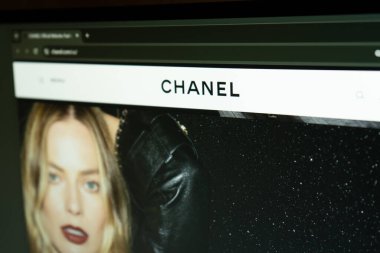 Dnipro, Ukrayna 11.03.2024: Chanel için resmi web sitesinin ana sayfası - moda evi. Bilgisayarda Chanel web sitesinin ana sayfası. Sitedeki Chanel logosu