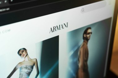 Dnipro, Ukrayna 11.03.2024: Giorgio Armani 'nin resmi web sitesinin ana sayfası - moda evi. Giorgio Armani 'nin web sitesinin ana sayfası PC' de. Sitedeki Giorgio Armani logosu.