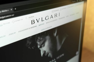 Dnipro, Ukrayna 11.03.2024: BULGARI için resmi web sitesinin ana sayfası - moda evi. BLGARI web sitesinin ana sayfası bilgisayarın ekranında. Web sitesinde BLGARI logosu.