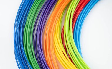 Beyaz arkaplanda izole edilmiş hacim plastik figürleri yaratmak için 3D kalem. 3D kalem, beyaz arkaplanda renkli plastik iplik takımı