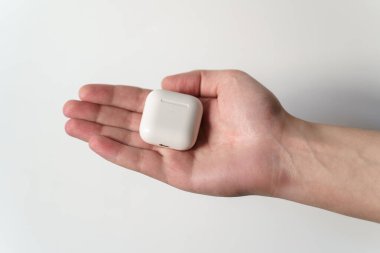 Dnipro, Ukrayna - 09.10.2024: Kulaklıklar. Apple AirPods kablosuz kulaklık ve şarj çantası. Kablosuz kulaklıklar.