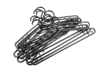 Beyaz arka planda plastik siyah elbise askısı. Askı. Dolap.