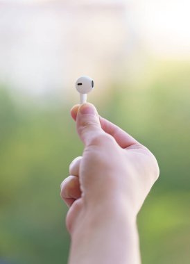 Dnipro, Ukrayna - 09.10.2024: Kulaklıklar. Apple AirPods kablosuz kulaklık ve şarj çantası. Kablosuz kulaklıklar.