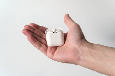 Dnipro, Ukrayna - 09.10.2024: Kulaklıklar. Apple AirPods kablosuz kulaklık ve şarj çantası. Kablosuz kulaklıklar.