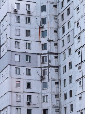 Daireler. Bina. Kuleler. Eski bina. Gökyüzüne karşı eski, yüksek binaların ön cephesi. Tipik bir yerleşim yeri inşa etme kavramı.