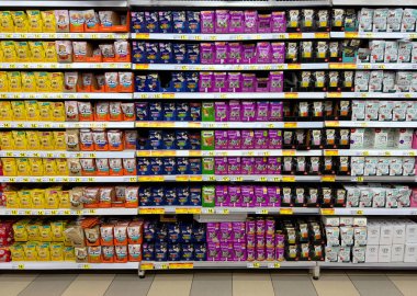 Dnepr, UKRAINE 17.10.2024: Raflarda çeşitli kedi maması markaları. Süpermarkette evcil hayvan yiyeceği sergileniyor. Tüketim ve alışveriş kavramı.