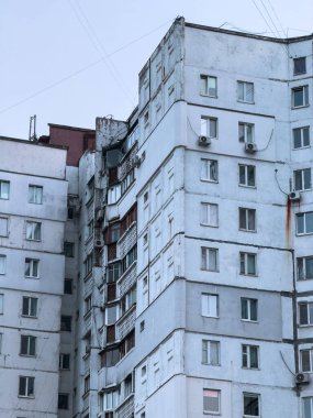 Daireler. Bina. Kuleler. Eski bina. Gökyüzüne karşı eski, yüksek binaların ön cephesi. Tipik bir yerleşim yeri inşa etme kavramı.