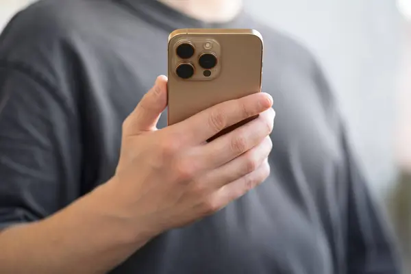 Dnipro, Ukrayna - 09.10.2024: Beyaz arka planda yeni Apple iPhone 16 Pro Max Desert Titanium stüdyo çekimi. Mockup iPhone 16 Pro Max seti. Hızlı i için kırpma maskesi (alfa kanalı) ile