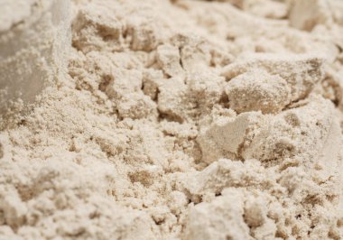 Ölçüm kaşığında protein tozu. Vücut geliştirme, fitness ve spor salonunda yaşam tarzı. Spor, sağlık ve beslenme kavramı