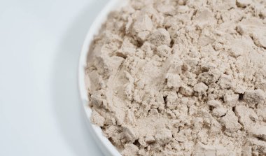 Ölçüm kaşığında protein tozu. Vücut geliştirme, fitness ve spor salonunda yaşam tarzı. Spor, sağlık ve beslenme kavramı