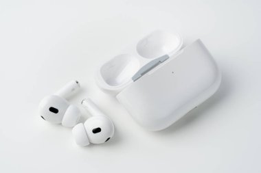 Dnipro, Ukrayna 24.11.27: Hava kapsülleri. Kablosuz şarj davasıyla. Hava podları. Şarj çantalı kablosuz kulaklıklar. Gürültü önleyici teknolojili kablosuz kulaklıklar. Özellikler ve elektronik aygıtlar