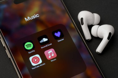 Dnipro, Ukrayna 24.11.27: Hava kapsülleri. Kablosuz şarj davasıyla. Hava podları. Şarj çantalı kablosuz kulaklıklar. Gürültü önleyici teknolojili kablosuz kulaklıklar. Özellikler ve elektronik aygıtlar