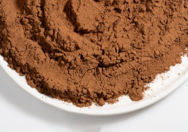 Kakao tozu yığını yakın çekim, rotasyon. Pasta şefi. Kahverengi kakao tozu desenli daire dönüşü yakın plan. Çikolata.