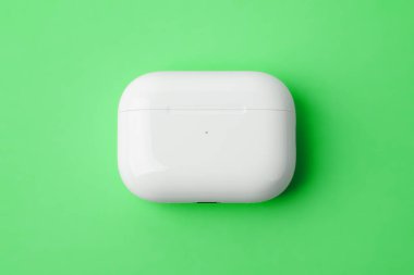 Dnipro, Ukrayna 24.11.27: Hava kapsülleri. Kablosuz şarj davasıyla. Hava podları. Şarj çantalı kablosuz kulaklıklar. Gürültü önleyici teknolojili kablosuz kulaklıklar. Özellikler ve elektronik aygıtlar