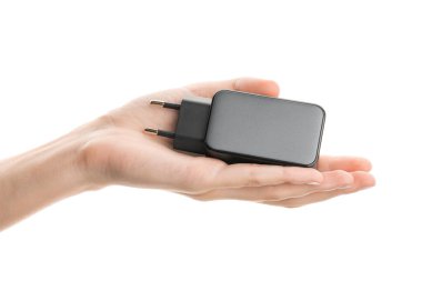 Beyaz arkaplanda siyah telefon AC şarj aleti ve USB kablosu.