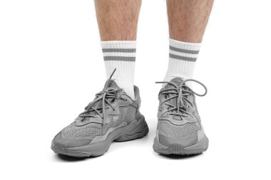 Dnipro, Ukrayna - 05.08.2024: Arka planda izole edilmiş gri adidas spor ayakkabılarına yakın görüş. Gri Adidas Sneakers ve Kutu Saydam Kaydırma Çekimi Mağaza Masasında.