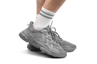 Dnipro, Ukrayna - 05.08.2024: Arka planda izole edilmiş gri adidas spor ayakkabılarına yakın görüş. Gri Adidas Sneakers ve Kutu Saydam Kaydırma Çekimi Mağaza Masasında.