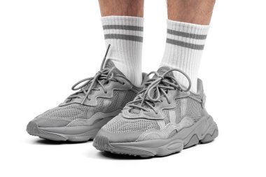 Dnipro, Ukrayna - 05.08.2024: Arka planda izole edilmiş gri adidas spor ayakkabılarına yakın görüş. Gri Adidas Sneakers ve Kutu Saydam Kaydırma Çekimi Mağaza Masasında.