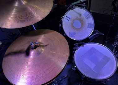 Davul seti. Davul setinin ayrıntıları. Canlı konser konsepti. Davul rock konseri sahnesine çıktı. Davulcu müzisyenler için profesyonel müzik aletleri. Rock festivalinde davul çalıyor..