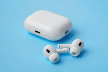 Dnipro, Ukrayna 24.11.27: Hava kapsülleri. Kablosuz şarj davasıyla. Hava podları. Şarj çantalı kablosuz kulaklıklar. Gürültü önleyici teknolojili kablosuz kulaklıklar. Özellikler ve elektronik aygıtlar