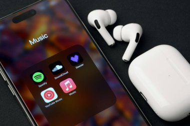 Dnipro, Ukrayna 24.11.27: Hava kapsülleri. Kablosuz şarj davasıyla. Hava podları. Şarj çantalı kablosuz kulaklıklar. Gürültü önleyici teknolojili kablosuz kulaklıklar. Özellikler ve elektronik aygıtlar