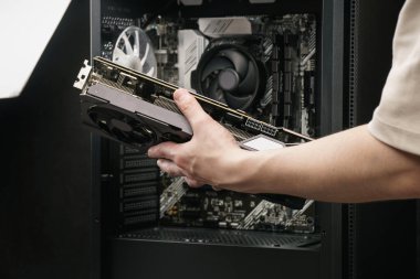 Bilgisayar ana kartı ve grafik kartları, bitcoin madenciliği ve kripto para birimi. Birkaç GPU 'ya yakın çekim. Bilgisayar anakart üzerindeki Bitcoin Kripto para, kripto para madenciliği kavramı.