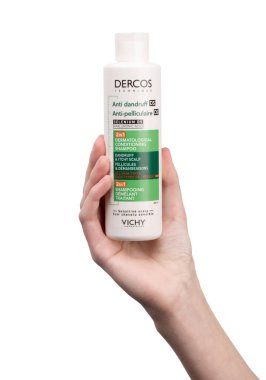 Dnipro, UKRAINE 11.02.2025: DERMATOLOGİK ŞHAMPOO. DANDRUFF & ITCHY SCALP. ŞAHİRAN DEMELANT TİHÇETİ. Dercos Kepek Önleyici Şampuan beyaz arka planda izole edildi. 