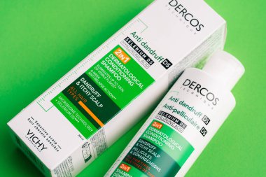 Dnipro, UKRAINE 11.02.2025: DERMATOLOGİK ŞHAMPOO. DANDRUFF & ITCHY SCALP. ŞAHİRAN DEMELANT TİHÇETİ. Dercos Kepek Önleyici Şampuan beyaz arka planda izole edildi. 