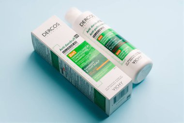 Dnipro, UKRAINE 11.02.2025: DERMATOLOGİK ŞHAMPOO. DANDRUFF & ITCHY SCALP. ŞAHİRAN DEMELANT TİHÇETİ. Dercos Kepek Önleyici Şampuan beyaz arka planda izole edildi. 
