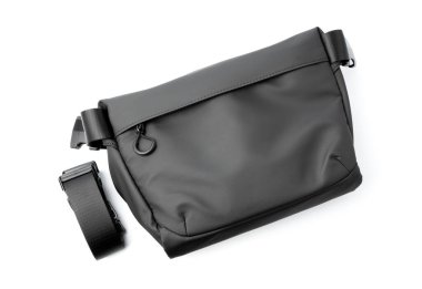 Dnipro, Ukrayna - 02.11.2024: erkek fotoğraf çantası stüdyosu çekimi. Gri tasarımcı çantası. Fotoğraf ekipmanları için uygun bir çanta. Beyaz arka planda erkek omuz çantası.