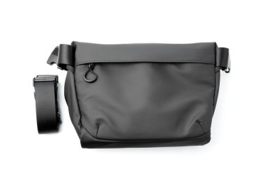 Dnipro, Ukrayna - 02.11.2024: erkek fotoğraf çantası stüdyosu çekimi. Gri tasarımcı çantası. Fotoğraf ekipmanları için uygun bir çanta. Beyaz arka planda erkek omuz çantası.