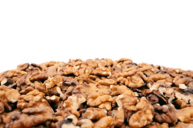 Ceviz çekirdekleri beyaz arka planda izole edilmiş. Cevizleri yakından çek. Sağlıklı beslenme. Cevizin yarısı izole edilmiş. Beyaz üzerine soyulmuş ceviz..