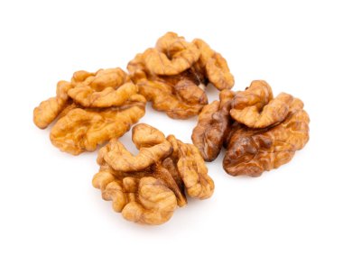 Ceviz çekirdekleri beyaz arka planda izole edilmiş. Cevizleri yakından çek. Sağlıklı beslenme. Cevizin yarısı izole edilmiş. Beyaz üzerine soyulmuş ceviz..