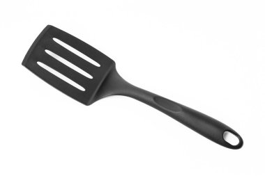 Ladle, Turner, mutfak aletleri beyaza izole edilmiş. İzole edilmiş beyaz arka planda mutfak spatulası. Siyah plastik mutfak spatulası beyaz arka planda izole edilmiş. Mutfak gereçleri..