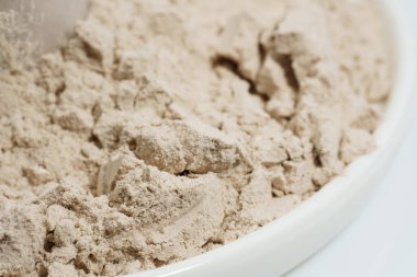 Ölçüm kaşığında protein tozu. Vücut geliştirme, fitness ve spor salonunda yaşam tarzı. Spor, sağlık ve beslenme kavramı